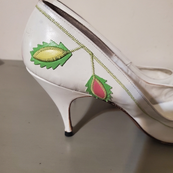 Chic Vintage White Heels with Vibrant Leaf Accents 60s Aplique - Picture 2 of 9